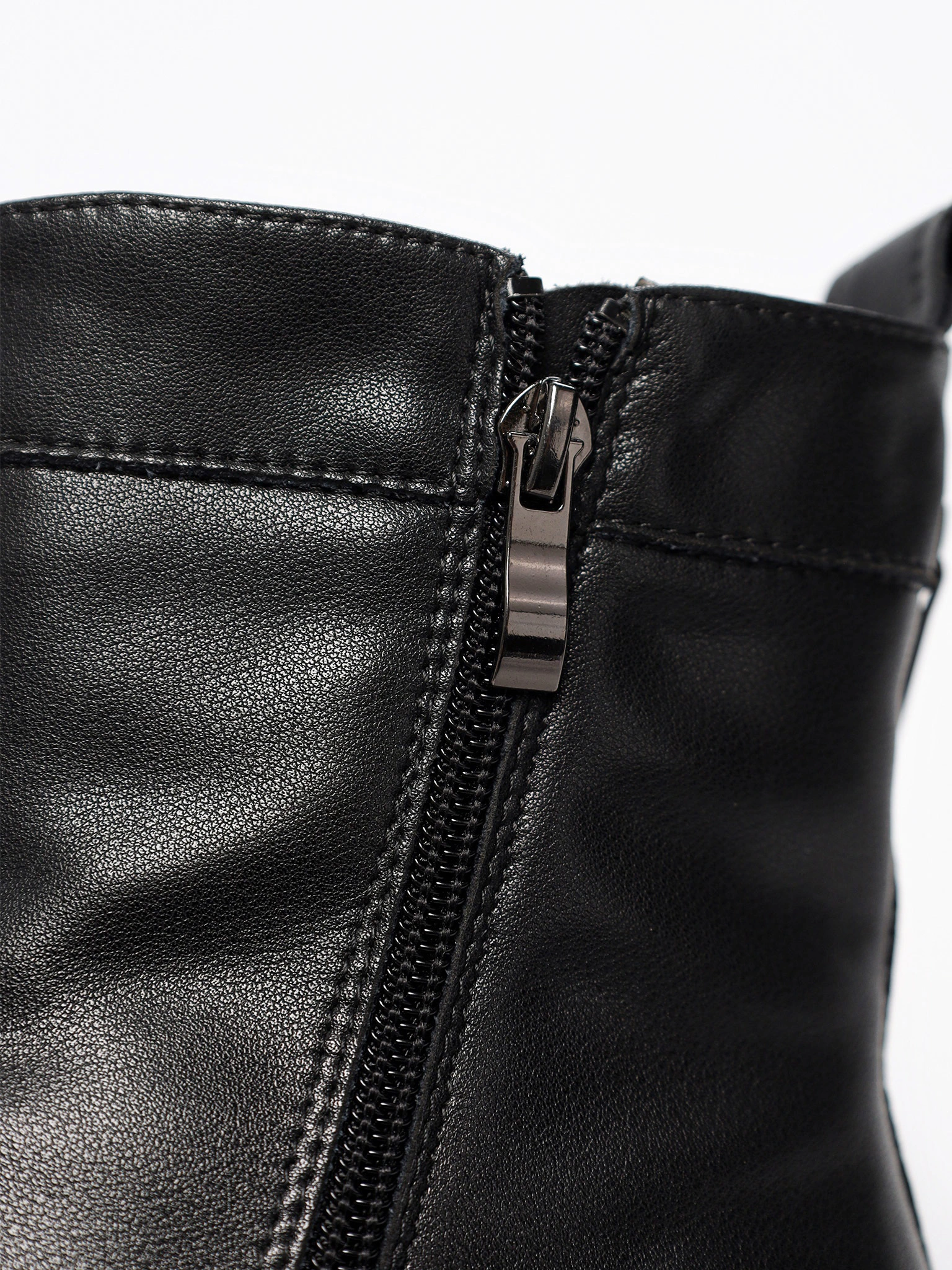 Ботинки черного цвета с декоративной молнией сзади